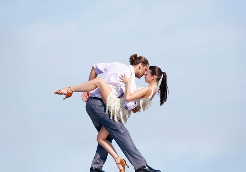 imagen de una hermosa pareja bailando afuera de SBI