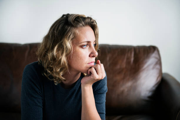 Cuando los pensamientos negativos toman el control: 8 maneras en que la hipnoterapia rompe el ciclo de los pensamientos negativos Una persona que sufre de depresión