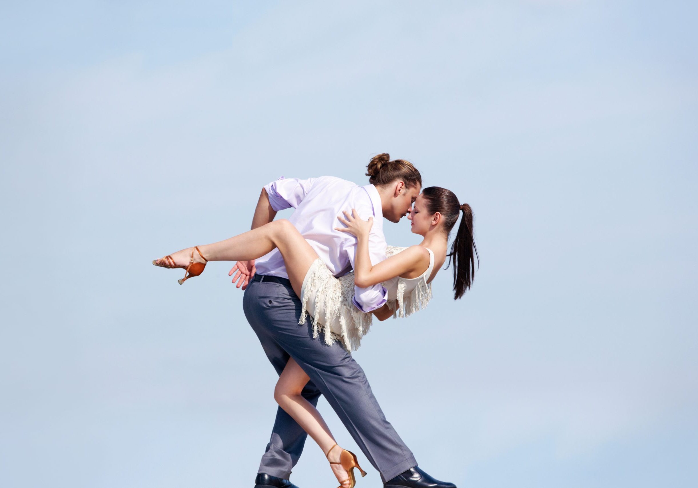 Imagen de una hermosa pareja bailando afuera